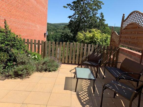 Side seating area