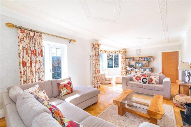 6 bed Detached for sale Image 4