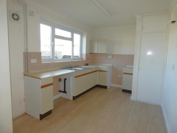 Pic 3 Kitchen (5).JPG