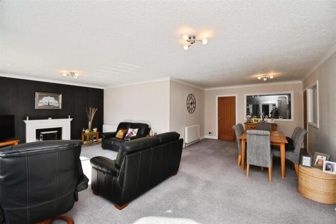 Open plan lounge / dining room