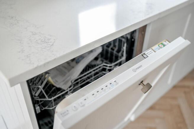 2 bed Flat to rent Image 6