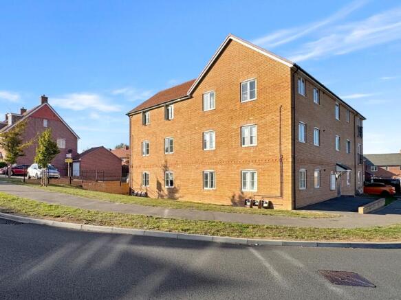 2-bed flat on Cornfield Drive, Gravesend, Kent, DA11 7FE, £120,000