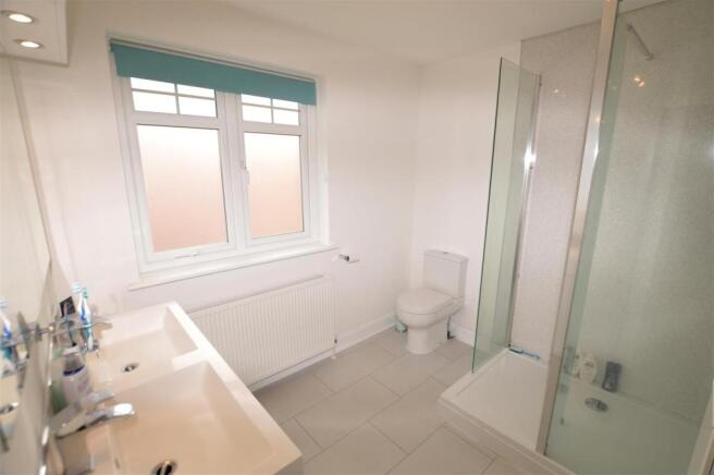 EN-SUITE SHOWER ROOM