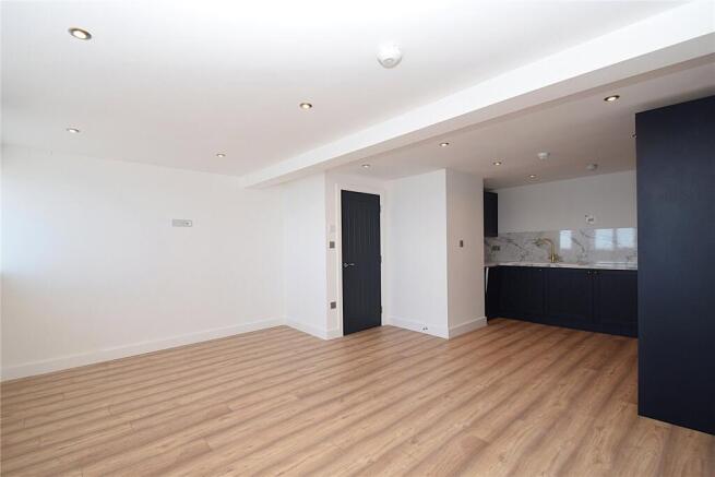 2 bed Penthouse to rent Image 4
