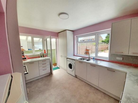 Kitchen 2 new.jpg