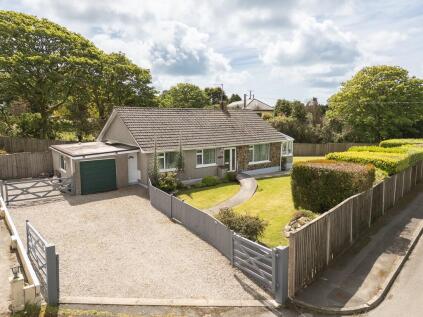 Westways - Detached 4 Bedroom Bungalow with stunning Gardens