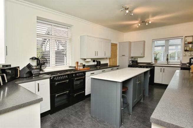 3 bed Semi-Detached Bungalow for sale Image 11