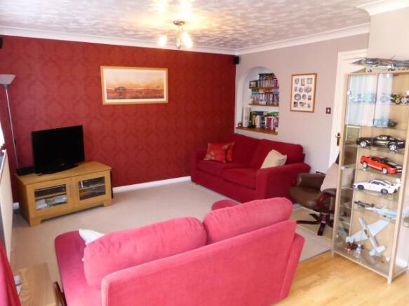 LOUNGE/DINING ROOM