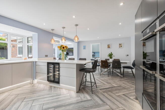 4 bed Detached for sale Image 9