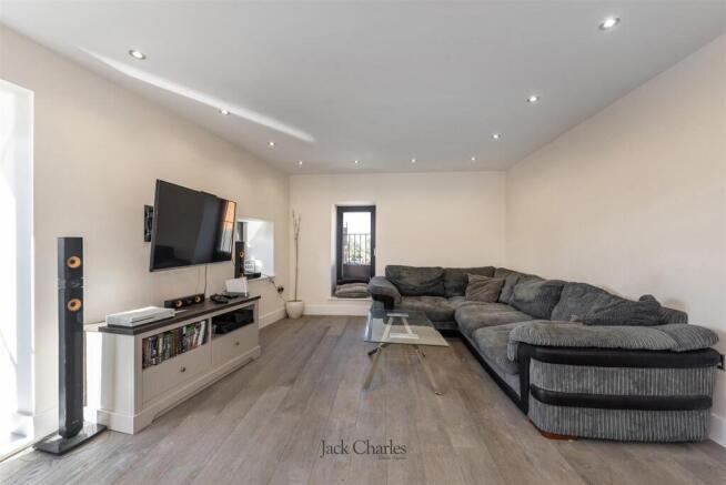 5 Ronnies Wharf, TN9 1EX 007.jpg