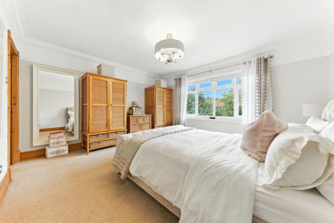 5 bed Detached for sale Image 9