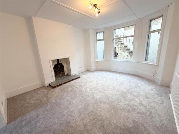 Living Room (2).jpg