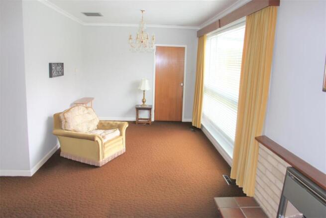 GENEROUS LOUNGE DINING ROOM