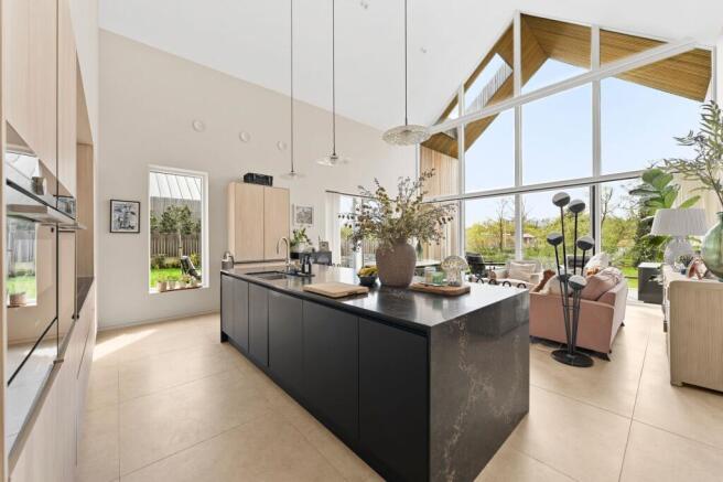 5 bed Detached for sale Image 7