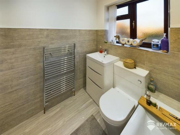 Bathroom (2).jpg
