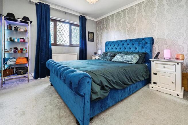 5 bed Detached for sale Image 7