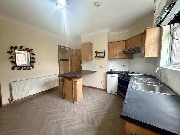 2 bed Terraced to rent Image 5