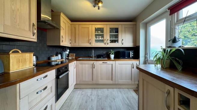 Fully fitted kitchen & door to garden