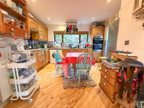 OPEN PLAN LOUNGE, KITCHEN AND DINING ROOM