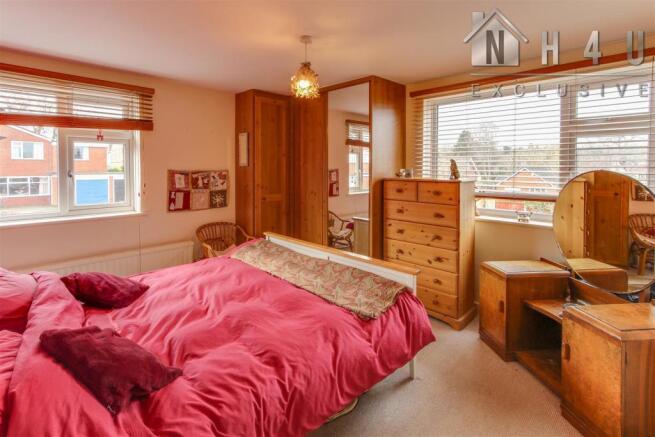 MAIN BEDROOM: