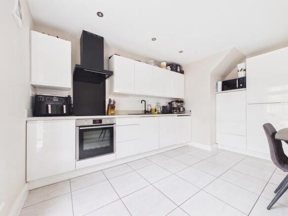 4 bed Semi-Detached for sale Image 4