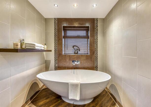 58 Birches Road-bath2.jpg