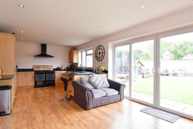 Kitchen/ Dining Room