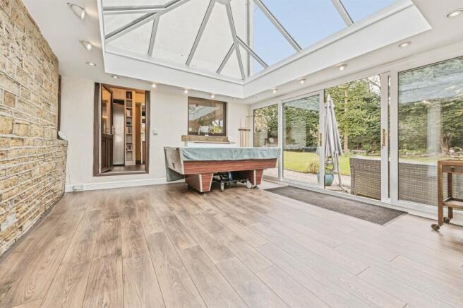 5 bed Detached for sale Image 11