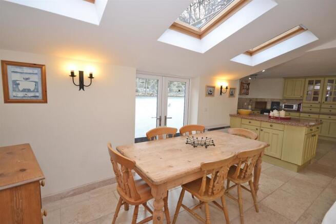 Cob Cottage dining (2)_R.jpg