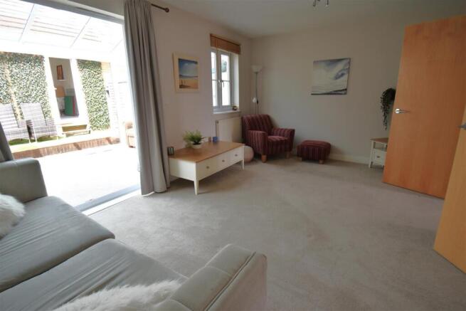 Well presented home offered with no chain on  Bartholomews Square, Horfield photo 4