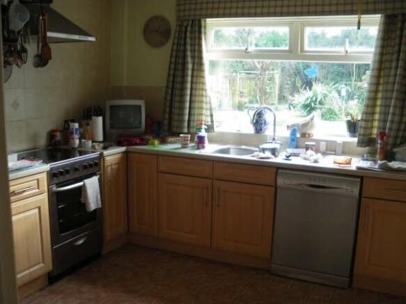 FITTED KITCHEN