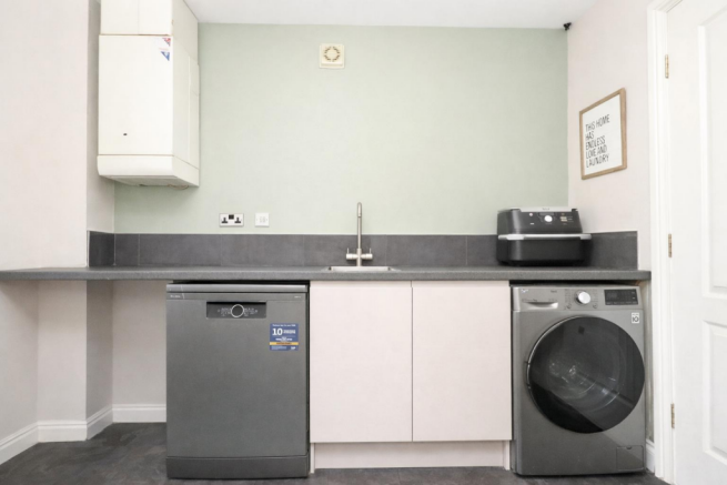 4 bed Detached for sale Image 10