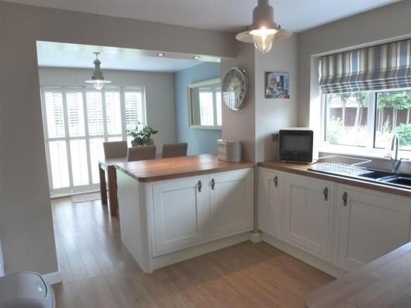 KITCHEN / DINING ROO