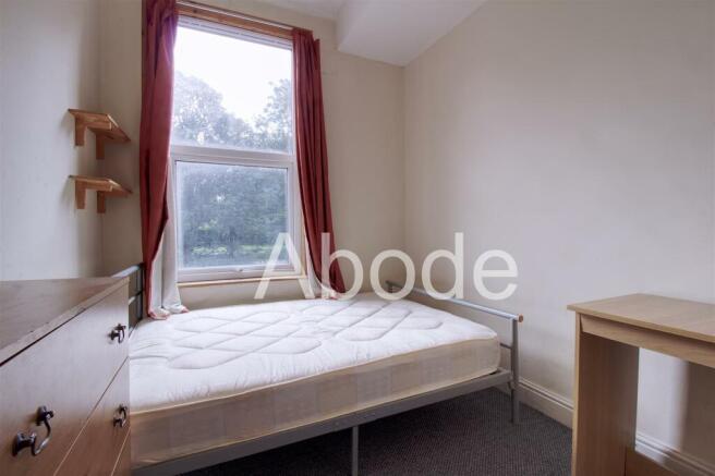 7 bed House to rent Image 10