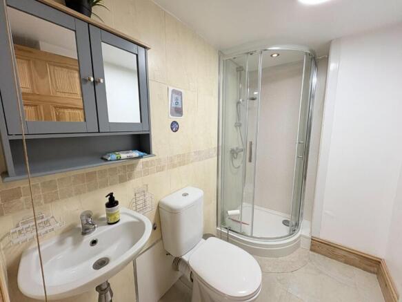 4 bed Apartment to rent Image 10