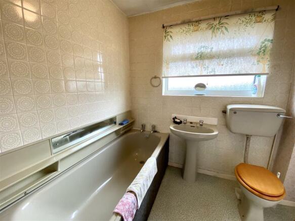 FAMILY BATHROOM