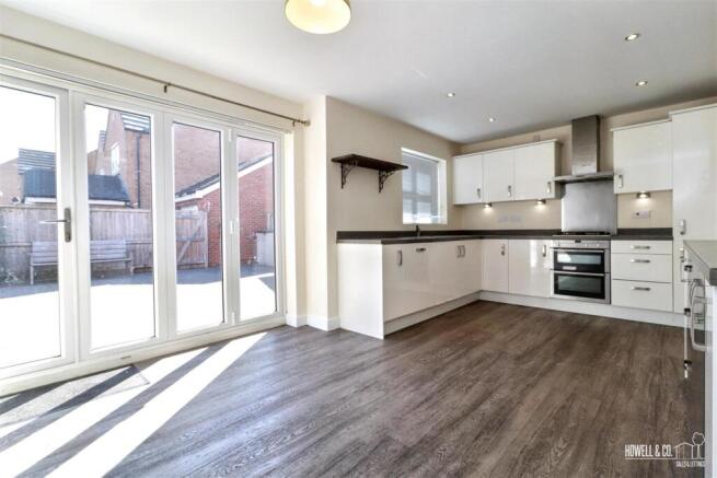 KITCHEN/DINING ROOM