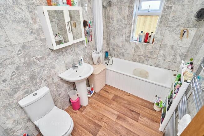 Family Bathroom Suit