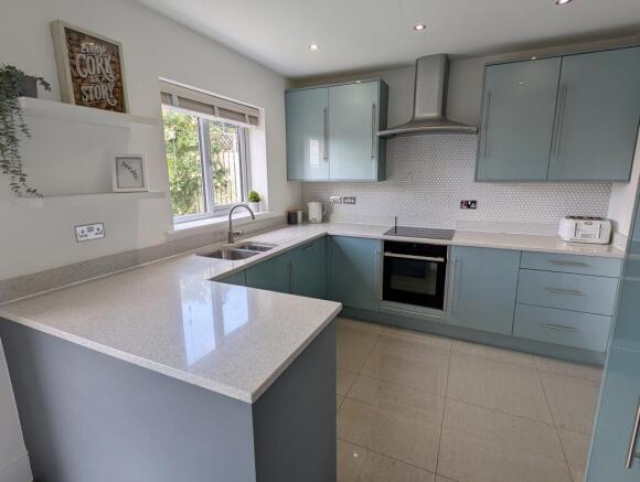 5 bed Detached for sale Image 7
