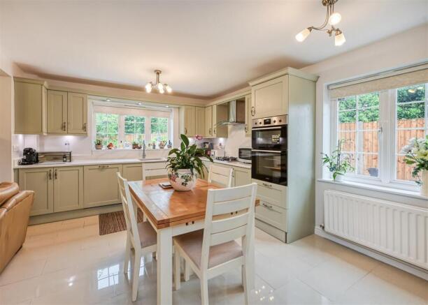 10 Wood Hayes Croft-4.jpg