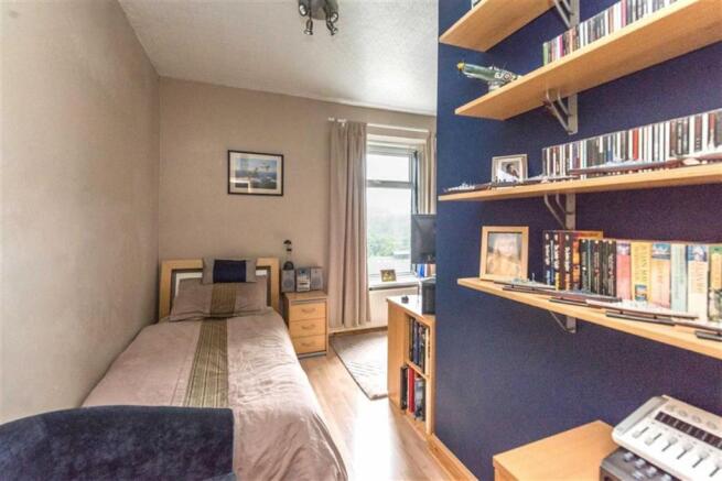 'L' SHAPED BEDROOM T