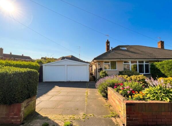 2 bed Semi-Detached Bungalow for sale in wakefield