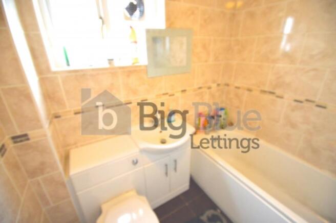 3 bed House Share to rent Image 12