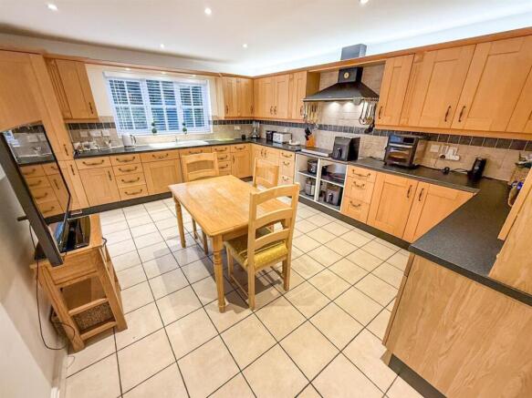 Kitchen/ Breakfast Room