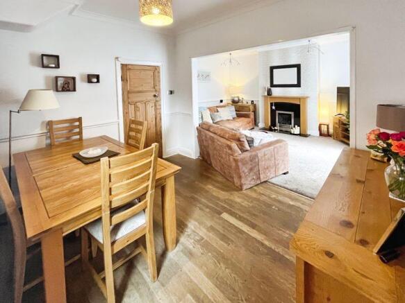 Sitting room/dining area