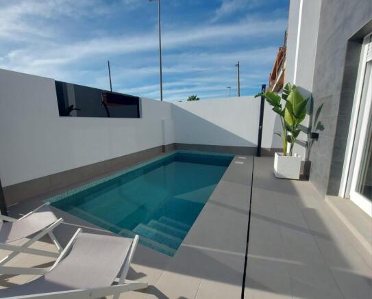 Modern 2 bed Villa with private pool and roof top solarium
