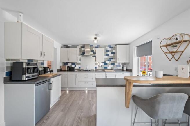 4 bed Detached for sale Image 6