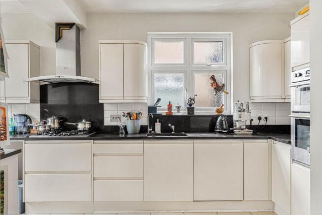 MODERN FITTED KITCHEN (PIC 1):