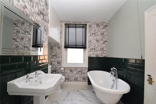 2 bed Terraced to rent Image 4