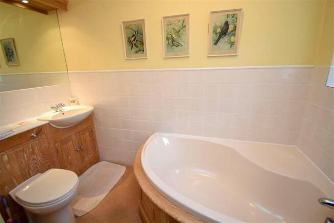BATHROOM (GROUND FLO